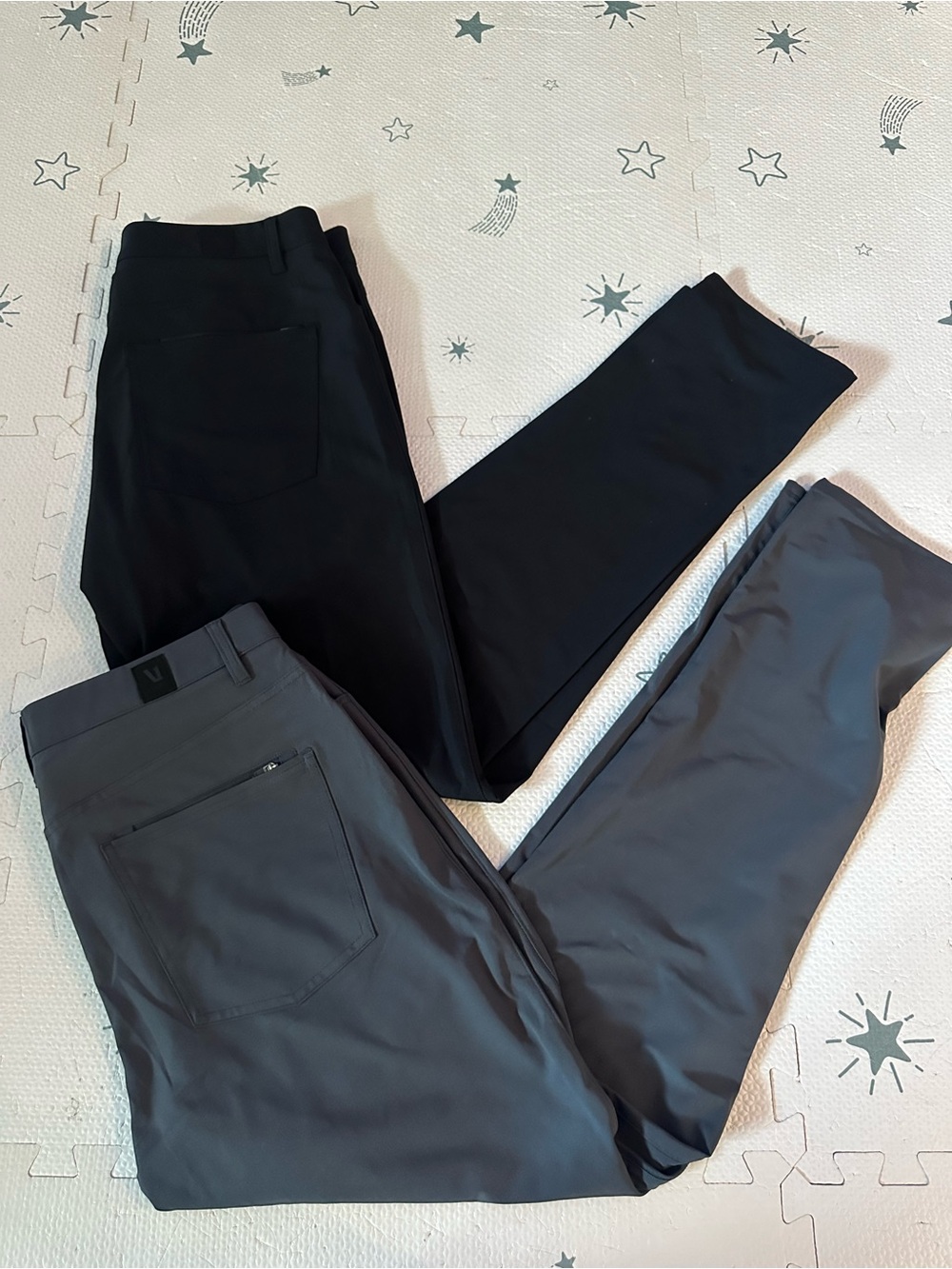 Vuori Meta Pant Athletic Fit Black & Charcoal Grey Pants Sz 32 MSRP $138